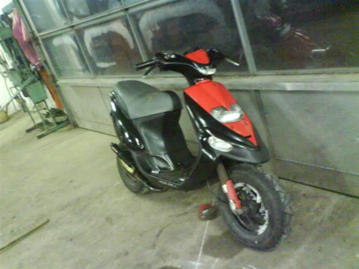 Gilera stalker før  - som den står lige nu men ikke rat længe :) billede 1