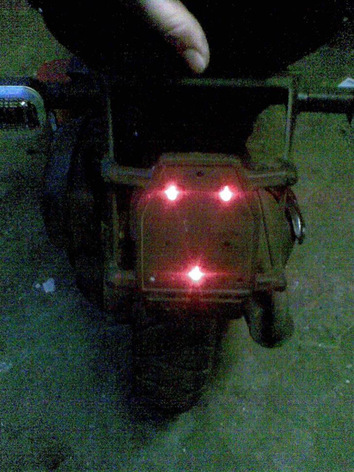 Aprilia sr 50 ditech solgt 30er - 3 røde dioder sat der hvor nummere pladen skal sidde ikke set før :P hehe billede 16