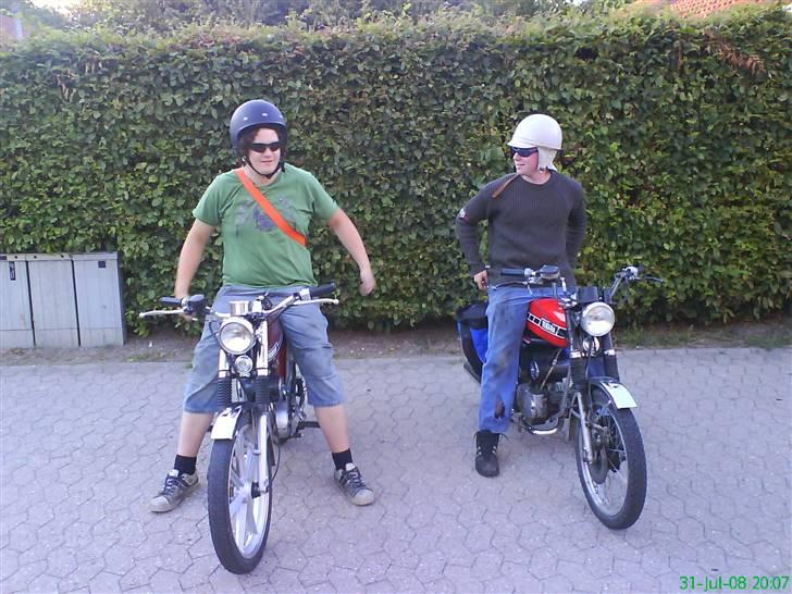 Yamaha 4 gear dx - ja jeg ser lidt dum ud med den hjem men mig og min gode ven mads havde det skide hyggeligt med og køre rundt med de hjelme :D folk kigger sku noget nå man kommer kørne :P  billede 16