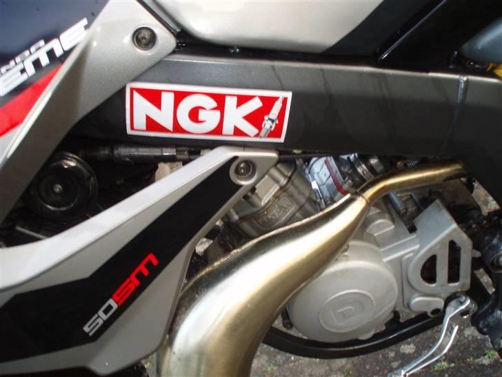 Derbi Senda solgt! - lige blevet vasket, billeder taget d. 3 dec 08 kl 15. kun lige taget ud af garagen for at få taget nye pics. so her they are (: billede 3