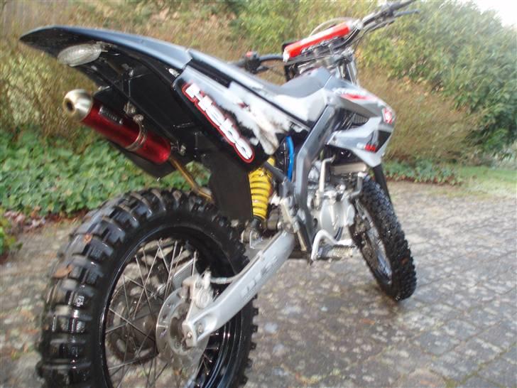 Derbi Senda solgt! - lige blevet vasket, billeder taget d. 3 dec 08 kl 15. kun lige taget ud af garagen for at få taget nye pics. so her they are (: billede 7