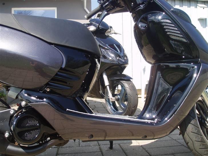 Aprilia Sonic GP Solgt - Med Claus´ flotte NRG i baggrunden. billede 6