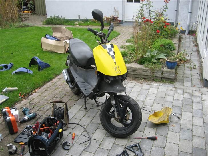 Peugeot Speedake - Da den skulle skilles ad for at få de nymalede skjolde på. billede 7