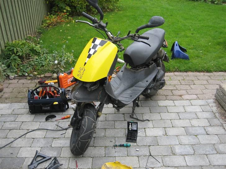 Peugeot Speedake - Da den skulle skilles ad for at få de nymalede skjolde på. billede 8