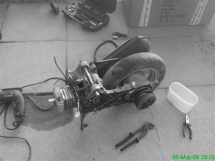 Yamaha jog - strålenerne smadret - ny tap monteret igen :D billede 8