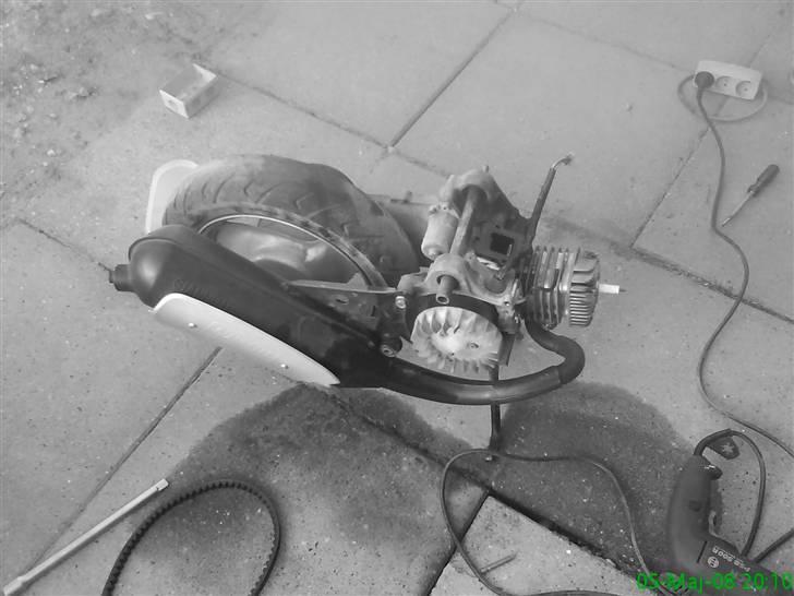 Yamaha jog - strålenerne smadret - ny tap monteret igen :D billede 9