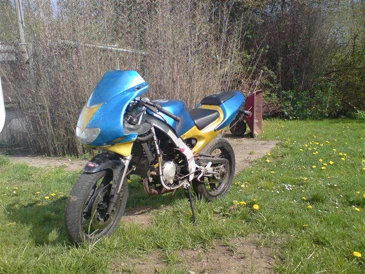 Aprilia Rs 50 ** SOLGT ** - Havde lidt malingrester.. Er ikke det udseende den skal have..  * Svigerfar og mig maler den inden længe som den skal se ud* billede 3