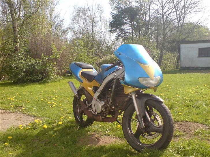 Aprilia Rs 50 ** SOLGT ** - Havde lidt malingrester.. Er ikke det udseende den skal have..  * Svigerfar og mig maler den inden længe som den skal se ud* billede 4