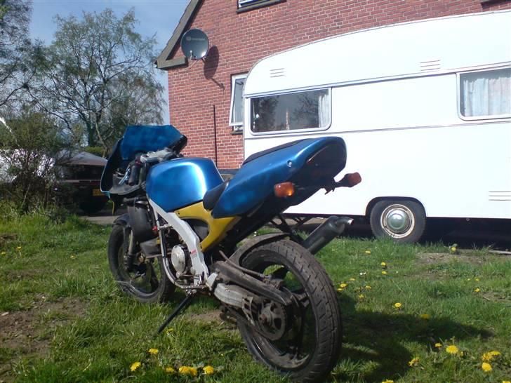 Aprilia Rs 50 ** SOLGT ** - Havde lidt malingrester.. Er ikke det udseende den skal have..  * Svigerfar og mig maler den inden længe som den skal se ud* billede 5