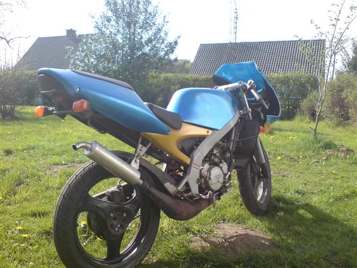 Aprilia Rs 50 ** SOLGT ** - Havde lidt malingrester.. Er ikke det udseende den skal have..  * Svigerfar og mig maler den inden længe som den skal se ud* billede 6