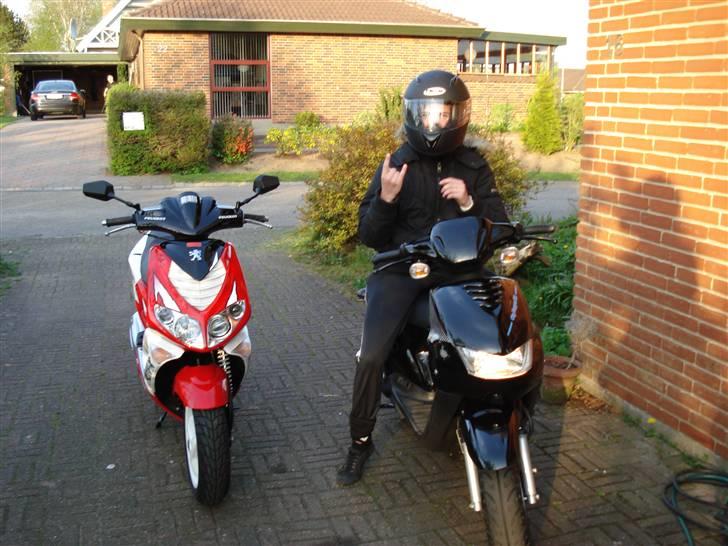 Peugeot Speedfight 2 Iron-x  - Min Iron-x og en kammi på sin city hopper :) (da den var ny) billede 9