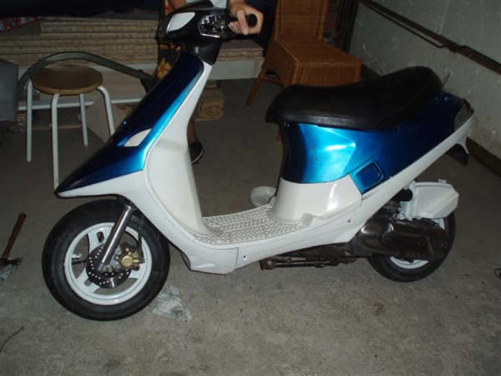 PGO Comet - solgt -  - Perlemor blå med hvide inderskjolde+detaljer ;) billede 1