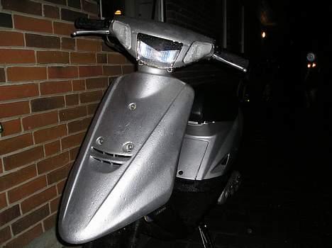 Yamaha Jog - AS - ...Her er hun Zå...Min Jog efter at have ofret i et par nye skjolde!... billede 1