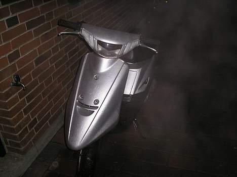 Yamaha Jog - AS - ...Her står hun Zå efter jeg lige tog ind hurtig tur på hende!...Derfor den lille røgsky i højre side!...My Bad!... billede 3