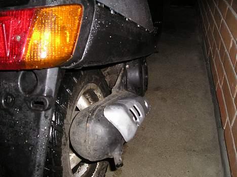 Yamaha Jog - AS - ...Har malet det lille stykke plastic som sidder på lovlige udstødninger!... billede 4