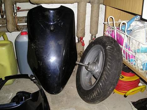 Yamaha Jog - AS - ...Mit frontskjold fra mit gamle sæt skjolde som snart skal omlakeres!...OgZå mit Soníc fordæk!... billede 8