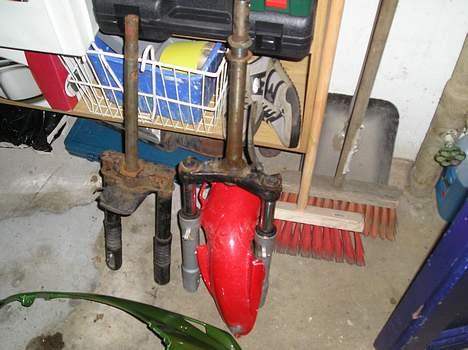 Yamaha Jog - AS - ...Min Sonic forgaffel og min anden Jog forgaffel!...Skal snart til at parrer dem! Mit Proma Legal Udstød. ligger lige neden under den "Reol"... billede 9