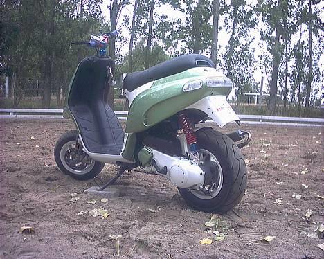 Piaggio Typhoon ¤Solgt¤ - rigtig flot billede, pga den dejlige bagrund matcher til scooteren. billede 1