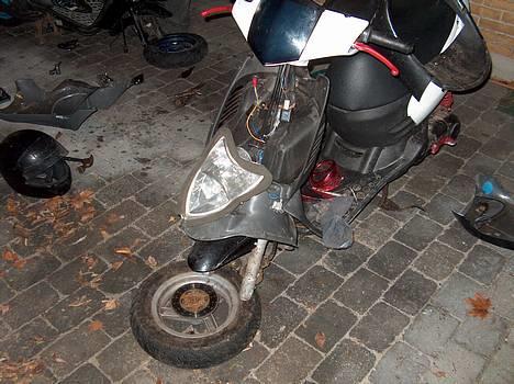 Aprilia Sonic - har skilt den ad for at få skjoldene, så jeg kunne male dem!!!!!! billede 8