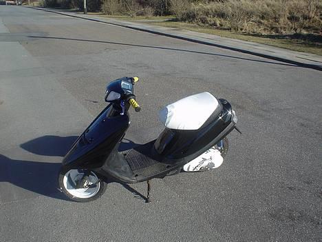 Yamaha Jog STJÅLET!!!!!!!!! - der er lige kommet nye skjolde, nye håndtag, bagskærm, lygteglas, paneler, sæde ombetrukket, støddæmper og nymalede fælge og motorblok, og selvfølgelig mit nye Athena rør.. billede 8