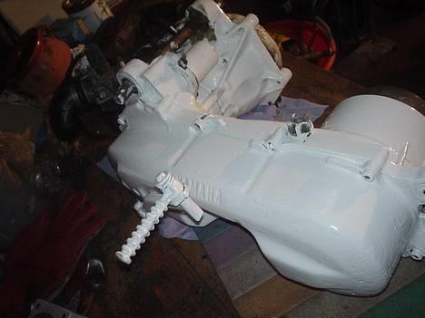 Yamaha Jog STJÅLET!!!!!!!!! - min dejlige motor, som lige er blevet malet med 2-komponent varmefast hvid maling, med hærder og lak, så den er sku blevet nice..... billede 4