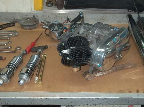 Yamaha Fs-1 *Team Farsø* - Min motor med sort topstykke og blanke topmøtrikker... billede 6