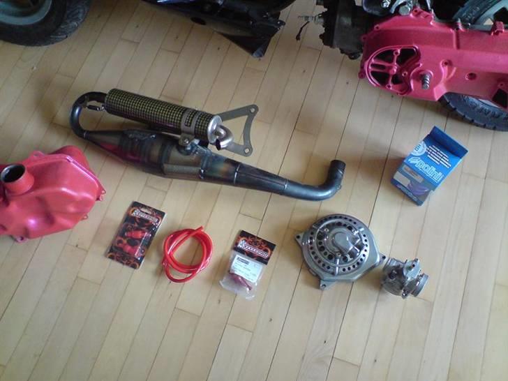 Yamaha Jog LC Solgt i dele - Her har vi tanken, Yasuni´en, Stage6 28mm Karburator, Quick Release button, Rød benzinslange/-filter, Pumpehus og Polini Evo Trykfjeder :D billede 8