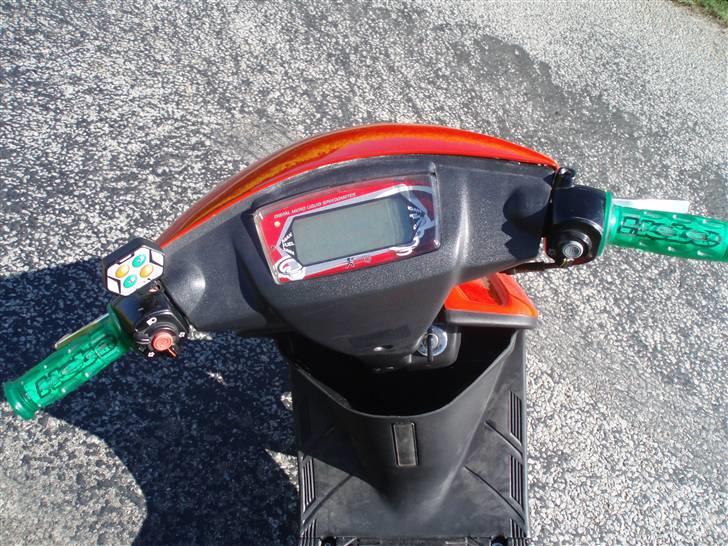 Yamaha jog as >>> S O L G T <<< - d. 17/5- 08   skulle ha været hebo håndtag men det ene blev revet over da det skulle på billede 6