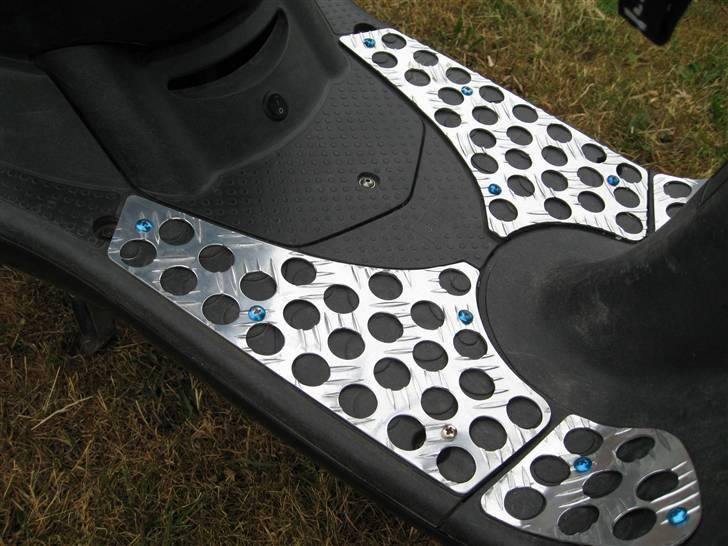 Aprilia Sonic (Byttet) - De fine fodplader og kontakten til blå neon under bunden :) billede 7