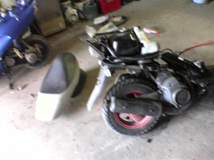 Honda SFX  SOLGT - min blå sfx i bagrunden. i totalskadet tilstand :´( billede 5