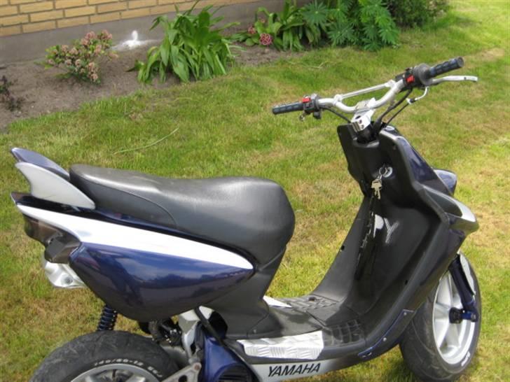 Yamaha spy purple flower (SOLGT) - BILLEDET ER TAGET IND FOR I KAN SE LAKKEN ( MAN KAN SE MIG TYDELIGT) billede 6