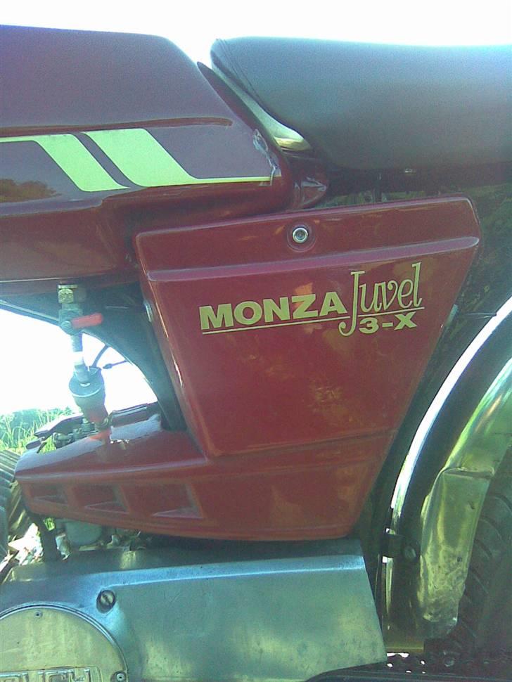 Puch Monza - Candy Rød - Solgt - til højre: Tænd/sluk for overspænding af lys så den ikke springer pære. Til venstre Tænd/sluk for elektronisk omdr. tæller :p billede 12