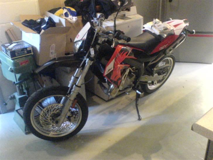 Aprilia SX 50 [total skadet] - Ude i baglokalet billede 9