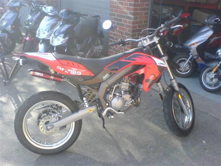 Aprilia SX 50 [total skadet] - Foran værksteds porten billede 10