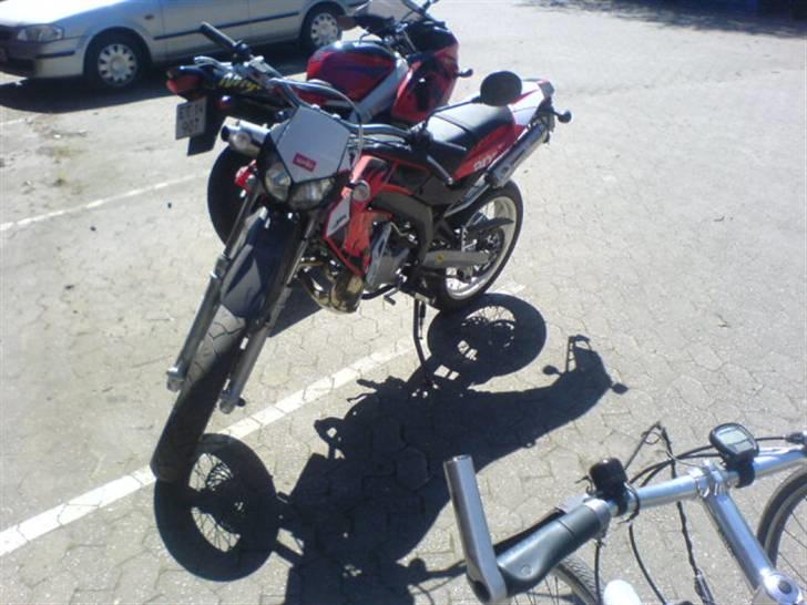 Aprilia SX 50 [total skadet] - Holder ved siden af min kolegas kawasaki Ninja 600 billede 20