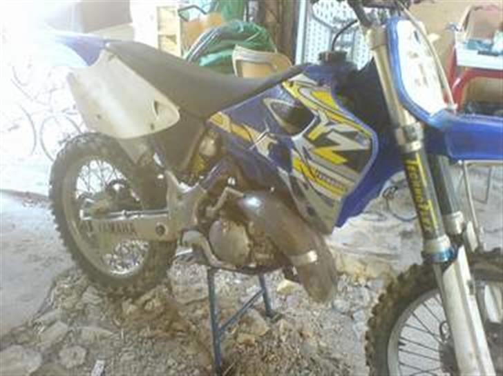 Yamaha Yz 125 SOLGT! :D - Cross´ern foran ;) (har fonrnt plade og Styrpude) billede 1
