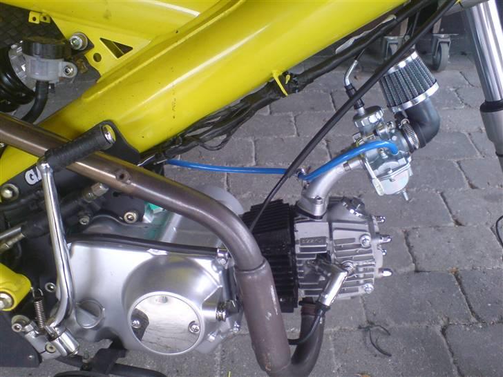 Sachs MadAss 100ccm - den der underlige bule på forrøret er en katalysator den "renser" udstødningen.... den skal væk! så får den osse let flere heste og bliver knap så varm der billede 7