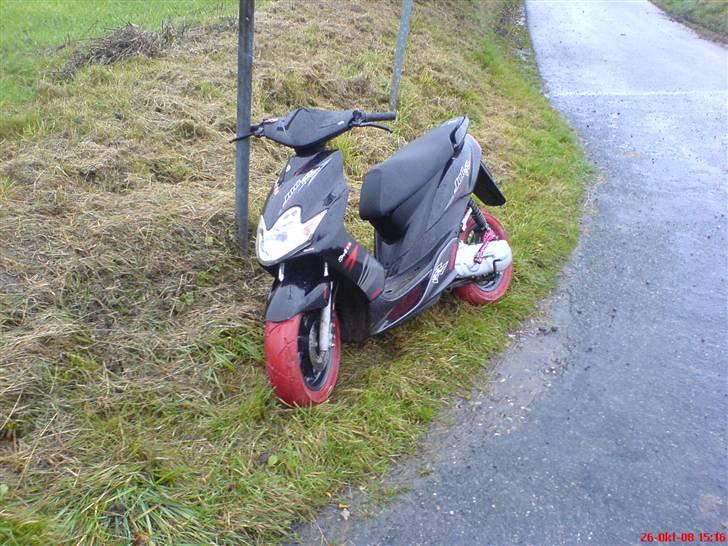 Yamaha JogR - SOLGT -  - den er lidt beskidt på billederne sorry, bedre kommer!!  billede 2