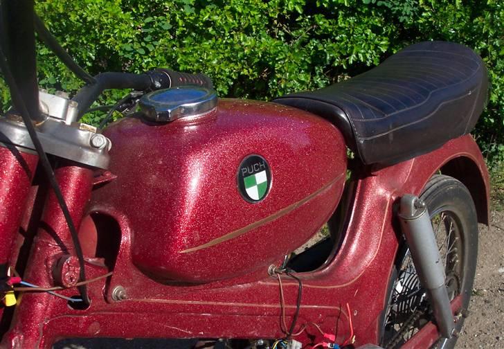 Puch VZ 50 - OXBloodmetallic-red med 0.8 mm rainbowmetalflake klarlak og indlagte guldstafferinger billede 8