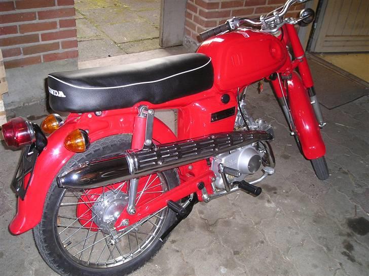 Honda CD50 (solgt) - 18/5 08 Så er den ved at være der. Mangler lige krom på sideskjolde og bagagebærer billede 10