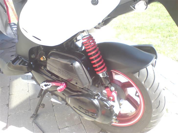 PGO PMX Sport No Fear - Har fået købt en rød støddæmper forhøjer og rød støddæmper...   billede 7