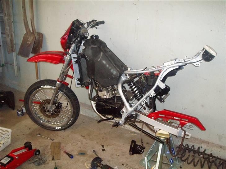 Suzuki SMX - Her er den jo næsten helt samlet igen efter projekt. :-) billede 4