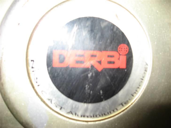 Derbi Hunter (solgt 1/6-2013) - derbi logo på vario dæksel billede 9