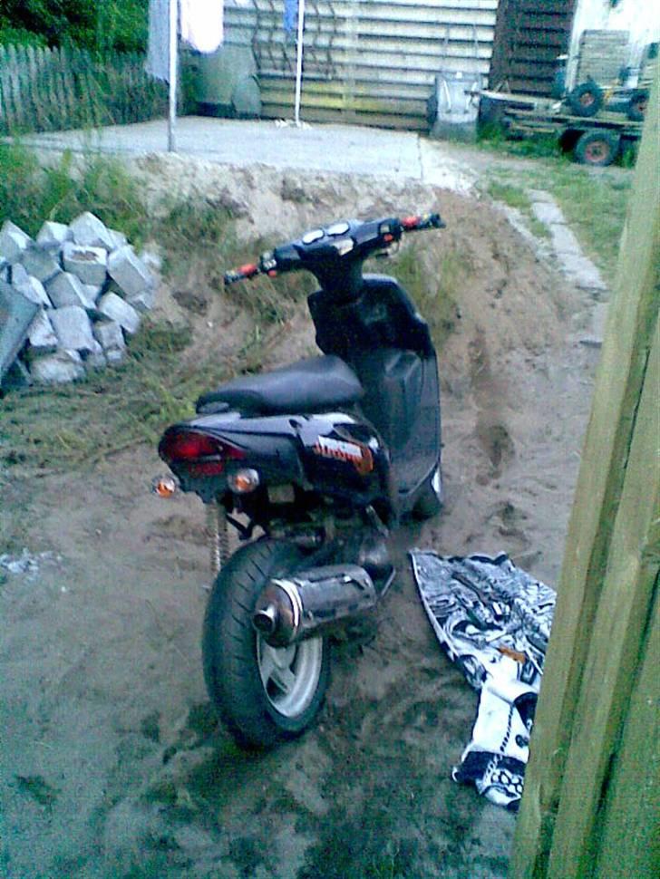 CPI popcorn (byttet til 125) - som den står nu:p det hvide mærke der er på styret er bare en plet på kamera linsen:S billede 7