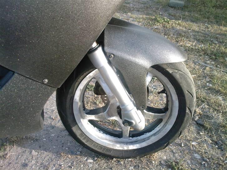 Yamaha "Aerox"  - D.28-05-08 Er igang med at slibe fælge og gaffel ben ned til højglans polering billede 14