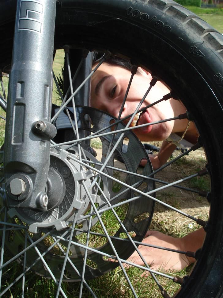 Derbi Senda SM Xtreme (SOLGT):/ - Med Henner i baggrunden (: billede 3