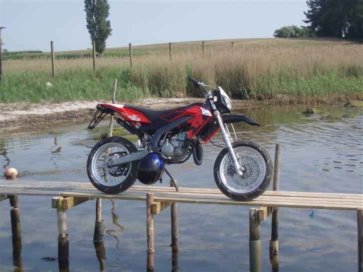 Aprilia SX50 (Solgt) - Lækkert billed, med en lækker dame i det gyldne snit. <3 billede 5