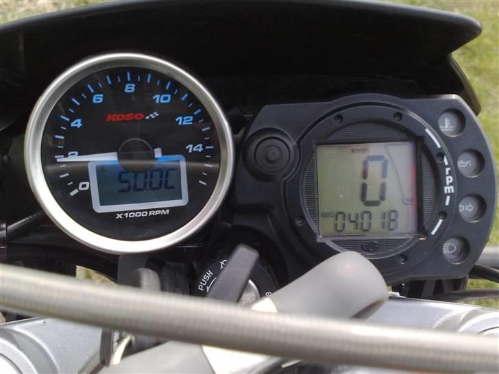 Aprilia SX50 (Solgt) - Drivers view. Lækkert med temperaturføler og rigtigt omdr. tæller. Bare ærgeligt de ikke begge er blå i baggrunden. :D billede 9