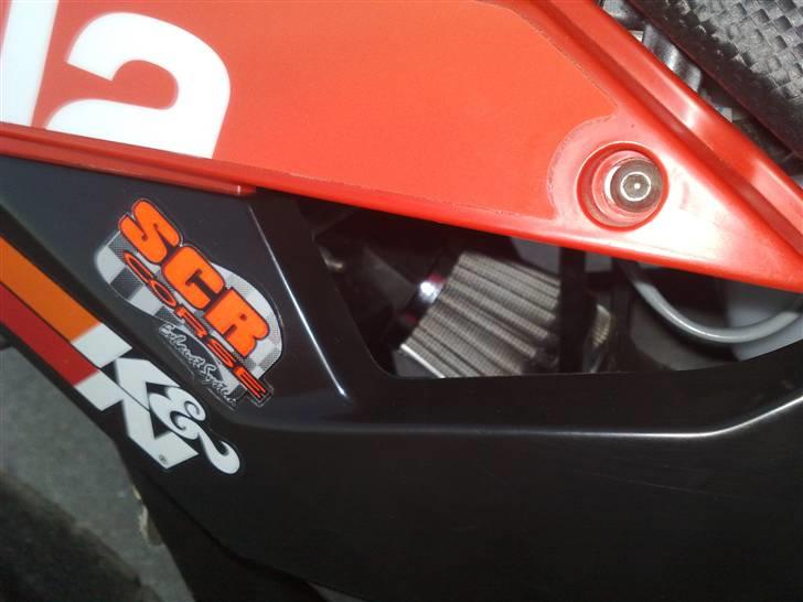Aprilia SX50 (Solgt) - Det smærkre K&N filter, kan lige skimtes fra sin speciele placering. :D Men det brummer nu dejligt. (: billede 10