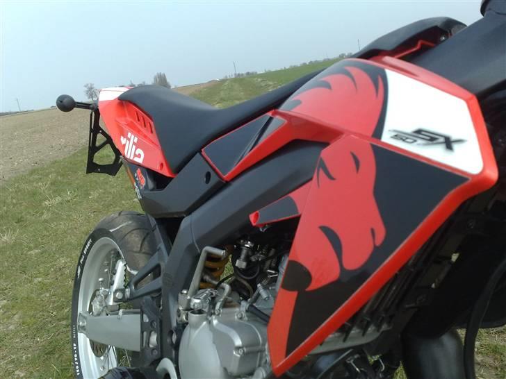 Aprilia SX50 (Solgt) - Lækker blanke skjolde, man kan jo spejle sig i dem uden problemer. (:  billede 15